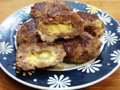 Mėsos kotletai su sūrio įdaru pietums pagrindine nuotrauka