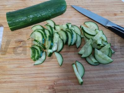 Salotas su česnakine žole, agurku ir brynza Žingsnis 1