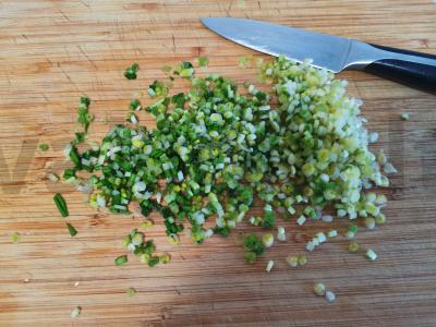 Salotas su česnakine žole, agurku ir brynza Žingsnis 2