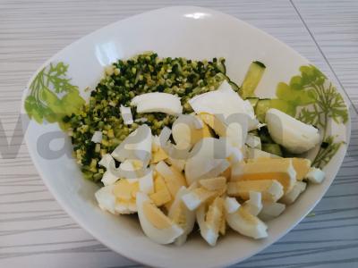 Salotas su česnakine žole, agurku ir brynza Žingsnis 3