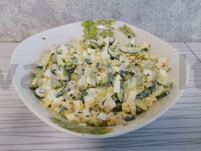 Salotas su česnakine žole, agurku ir brynza pagrindine nuotrauka