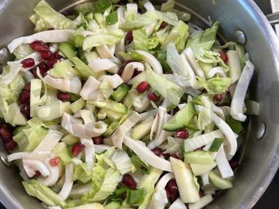 Daržovių salotos su kalmarais pagrindine nuotrauka