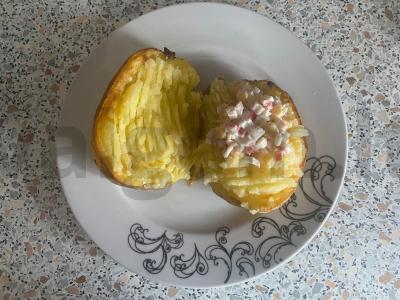 Keptas bulvės su krabų salotu pagrindine nuotrauka