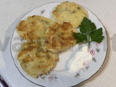 Bulvių blynai su krapais ir grietine pagrindine nuotrauka