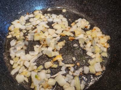 Dešrelės, keptos su bulvėmis po sūriu Žingsnis 4