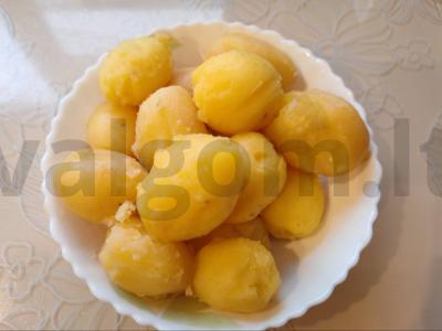 Dešrelės, keptos su bulvėmis po sūriu Žingsnis 6