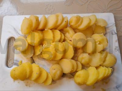 Dešrelės, keptos su bulvėmis po sūriu Žingsnis 7