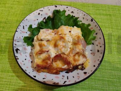 Dešrelės, keptos su bulvėmis po sūriu pagrindine nuotrauka