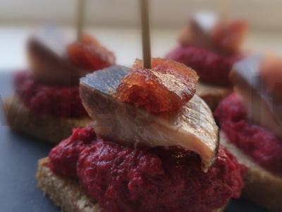 Kanarė su sūdyta silkė pagrindine nuotrauka