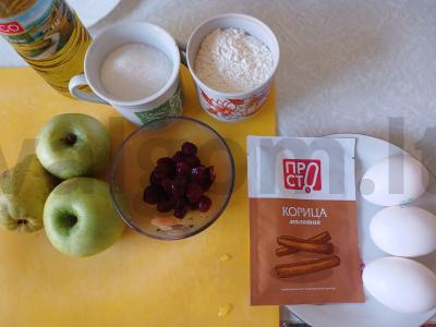 Šarlotė su kriaušėmis, vyšniomis ir cinamonu Žingsnis 1