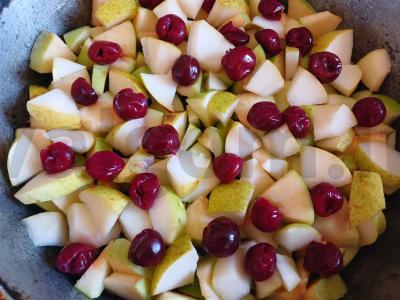 Šarlotė su kriaušėmis, vyšniomis ir cinamonu Žingsnis 2