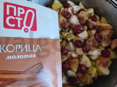 Šarlotė su kriaušėmis, vyšniomis ir cinamonu Žingsnis 3