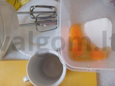 Šarlotė su kriaušėmis, vyšniomis ir cinamonu Žingsnis 4