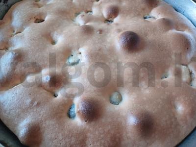 Šarlotė su kriaušėmis, vyšniomis ir cinamonu pagrindine nuotrauka