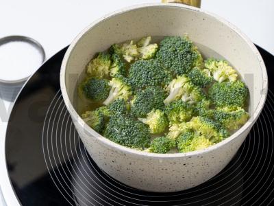 Brokoliai su sūriu ir graikiniais riešutais Žingsnis 1