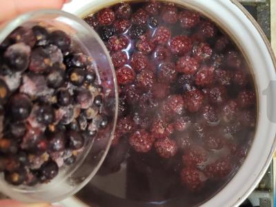 Aromatingas gervuogių ir juodųjų serbentų kompotas su cinamonu Žingsnis 1