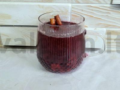 Aromatingas gervuogių ir juodųjų serbentų kompotas su cinamonu Žingsnis 3