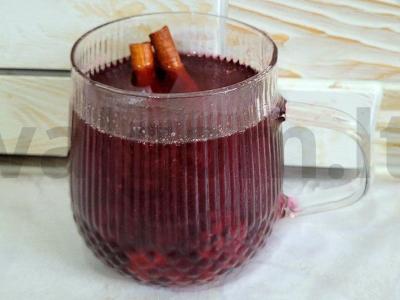 Aromatingas gervuogių ir juodųjų serbentų kompotas su cinamonu pagrindine nuotrauka