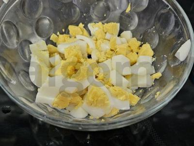 Kamčatkos krabų ir krevečių salotas Žingsnis 3