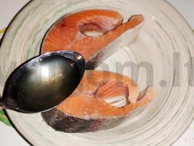 Lašišų steikai, kepti padaže Žingsnis 2