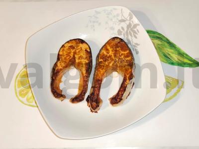 Lašišų steikai, kepti padaže pagrindine nuotrauka