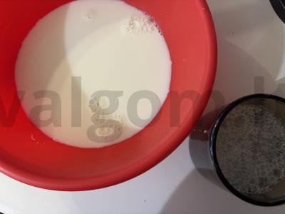 Purūs tešla su šviežiais mielėmis be raugo Žingsnis 1