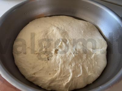 Purūs tešla su šviežiais mielėmis be raugo pagrindine nuotrauka