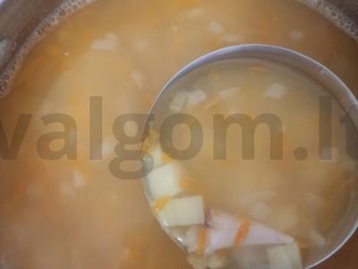 Žirnių sriuba su vištiena pagrindine nuotrauka