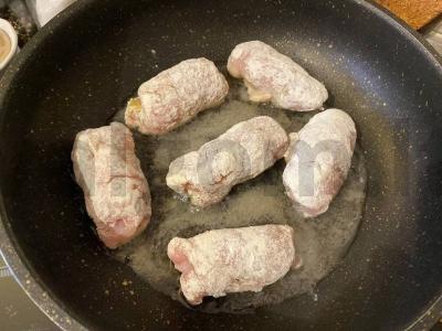 Vištienos ritinėliai su sūriu ir česnaku keptuvėje Žingsnis 7