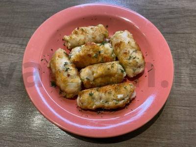 Vištienos ritinėliai su sūriu ir česnaku keptuvėje pagrindine nuotrauka