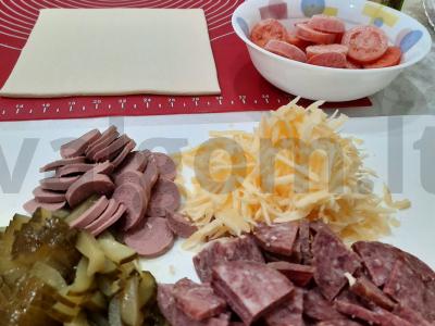 Pica „Naminė“ ant sluoksniuotos tešlos Žingsnis 1