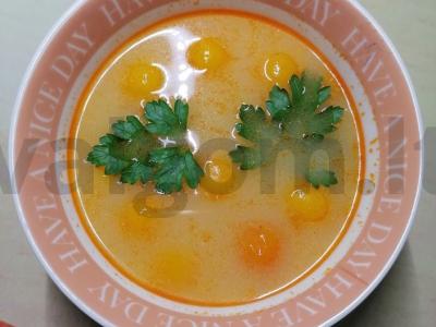 Tailandietiška sriuba su jūros gėrybėmis ir kokosų pienu pagrindine nuotrauka