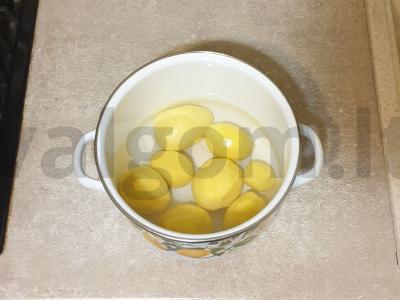 Bulvių košė su svogūnais ir parmezanu Žingsnis 1