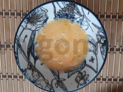 Kiaušinienė su korėjietiška morkų salotomis ir sezamu Žingsnis 1