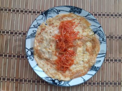 Kiaušinienė su korėjietiška morkų salotomis ir sezamu pagrindine nuotrauka