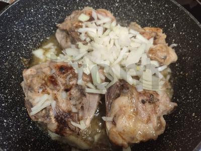 Vištienos šlaunelės su paprikomis ir svogūnais keptuvėje Žingsnis 4