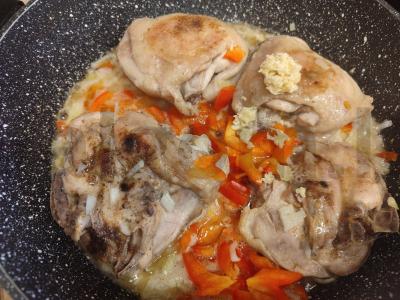 Vištienos šlaunelės su paprikomis ir svogūnais keptuvėje Žingsnis 6