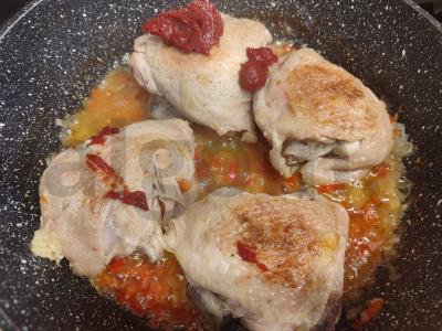 Vištienos šlaunelės su paprikomis ir svogūnais keptuvėje Žingsnis 7