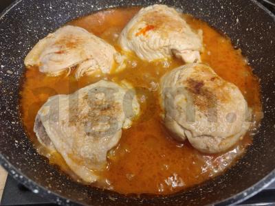 Vištienos šlaunelės su paprikomis ir svogūnais keptuvėje Žingsnis 9