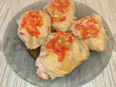 Vištienos šlaunelės su paprikomis ir svogūnais keptuvėje pagrindine nuotrauka