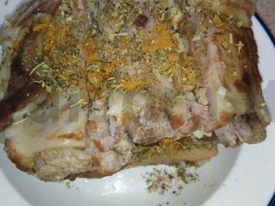 Virta kiaulienos krūtinėlė raudonųjų pipirų su itališkais prieskoniais ir česnaku pagrindine nuotrauka