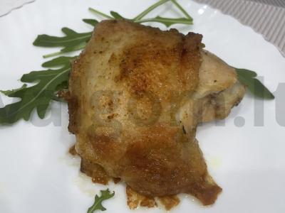 Vištienos šlaunelė, kepta su prieskoniais pagrindine nuotrauka