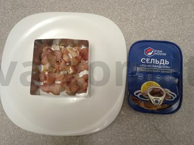 Salotas „Silkė po kailiu“ su spanguolėmis Žingsnis 1