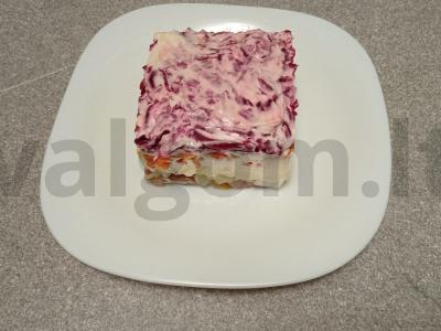 Salotas „Silkė po kailiu“ su spanguolėmis Žingsnis 9