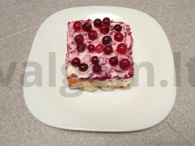 Salotas „Silkė po kailiu“ su spanguolėmis Žingsnis 10