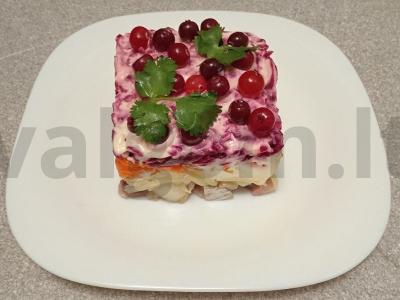 Salotas „Silkė po kailiu“ su spanguolėmis pagrindine nuotrauka