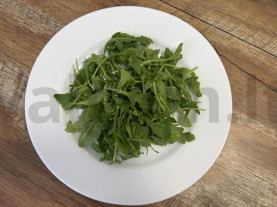 Lengvas salotas su rukola ir melionu Žingsnis 1