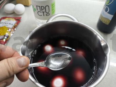 Kiaušiniai, dažyti vynu Žingsnis 2