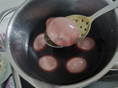 Kiaušiniai, dažyti vynu Žingsnis 3