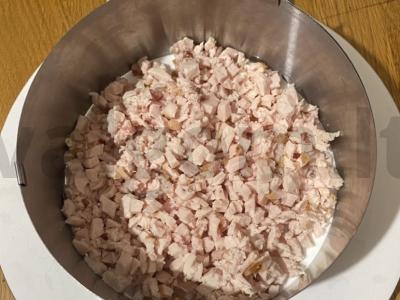 Saulėgrąžų salotos su rūkytomis vištienos krūtinėlėmis ir alyvuogėmis Žingsnis 1